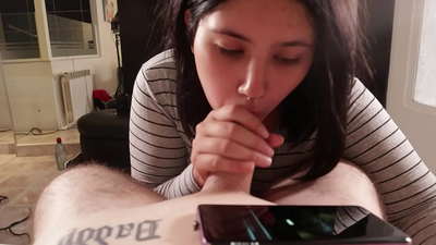 Ik plaag mijn stiefzusje terwijl ze Disney kijkt [Cum]